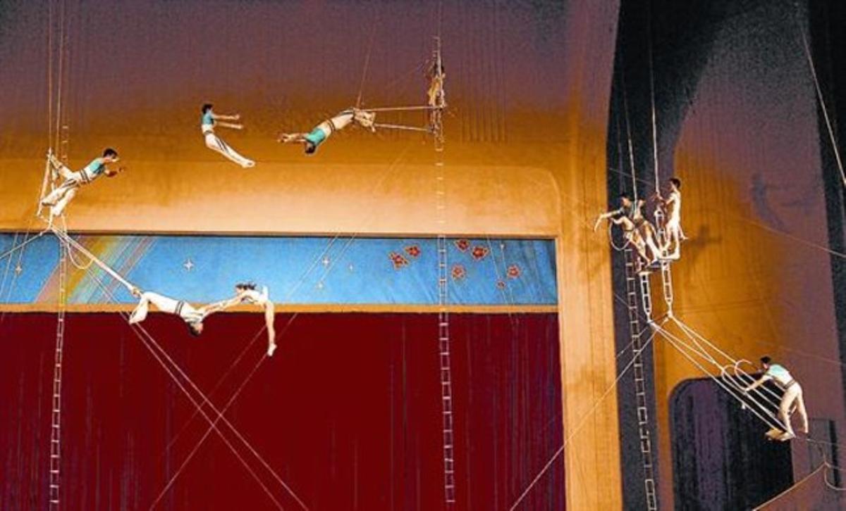 Trapezis volants 8 El circ de Pyongyang de Corea del Nord sorprèn amb un quàdruple salt mortal.