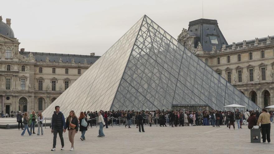 Detienen a cuatro personas más por el robo en el Museo del Louvre