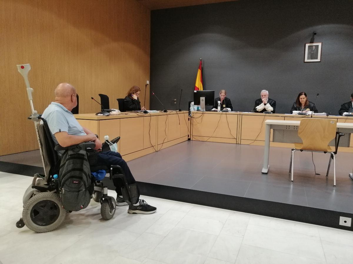 El acusado, ayer, mientras se leía el escrito de acusación en su contra.