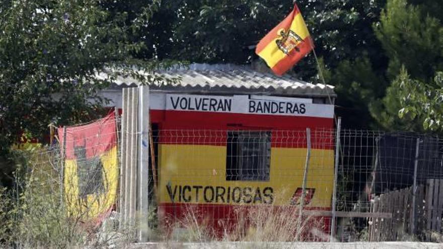 Un vecino decora su caseta rural en Vva. de Castellón con símbolos franquistas