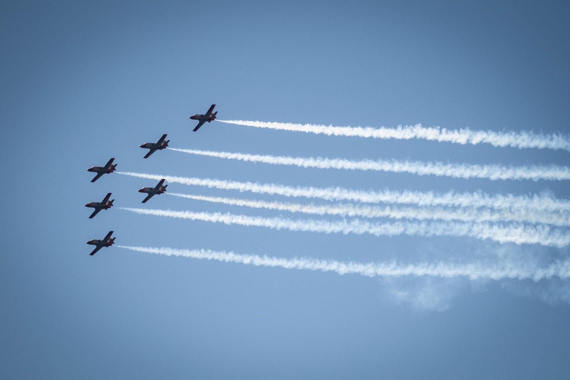 Ensayos para la exhibición aérea de la Patrulla Águila el fin de semana en Las Teresitas