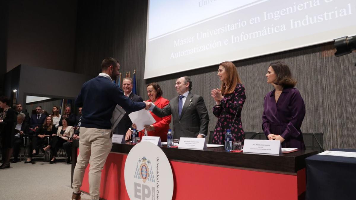 Por la izquierda, Félix Baragaño, Natalia González, Ignacio Villaverde, Cristina González e Inés Suárez, ayer, durante la entrega de su diploma a uno de los alumnos egresados de la Escuela Politécnica. | Juan Plaza