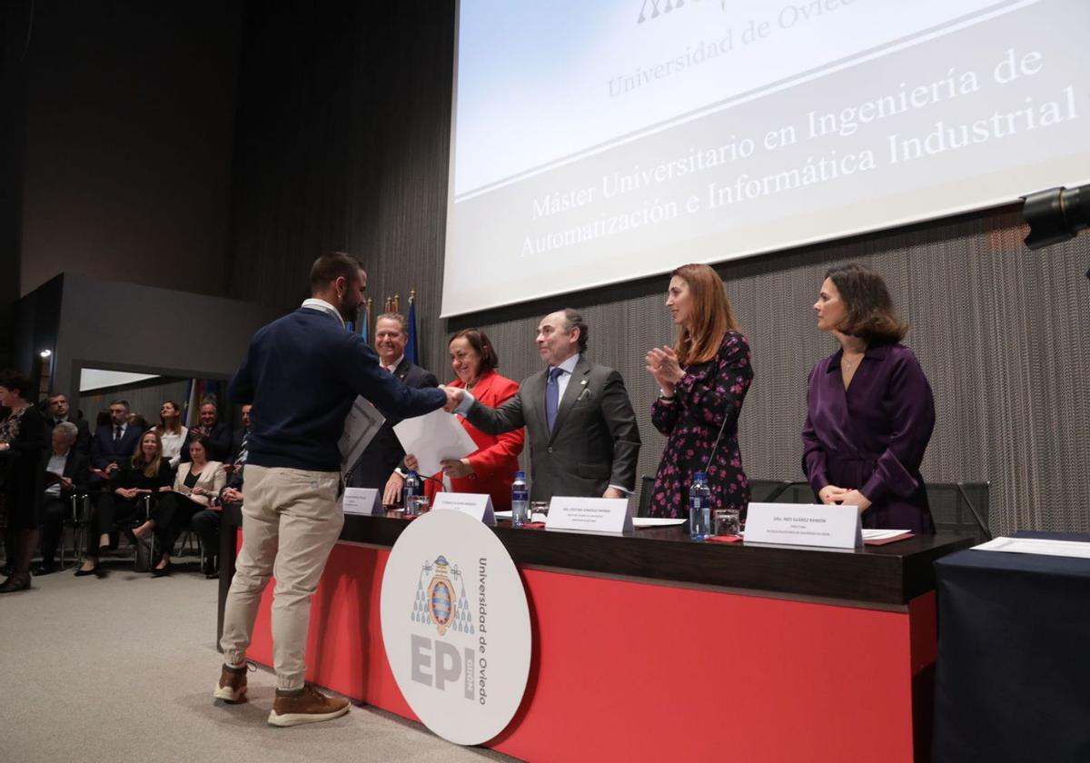 Por la izquierda, Félix Baragaño, Natalia González, Ignacio Villaverde, Cristina González e Inés Suárez, ayer, durante la entrega de su diploma a uno de los alumnos egresados de la Escuela Politécnica. | Juan Plaza