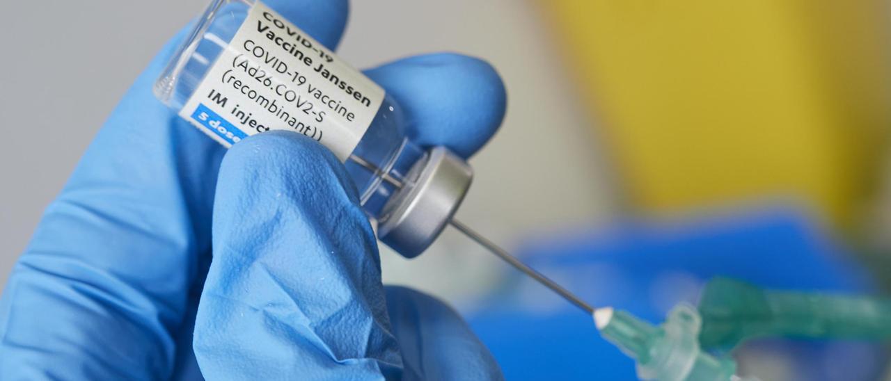 Una sanitaria prepara una vacuna contra el coronavirus.