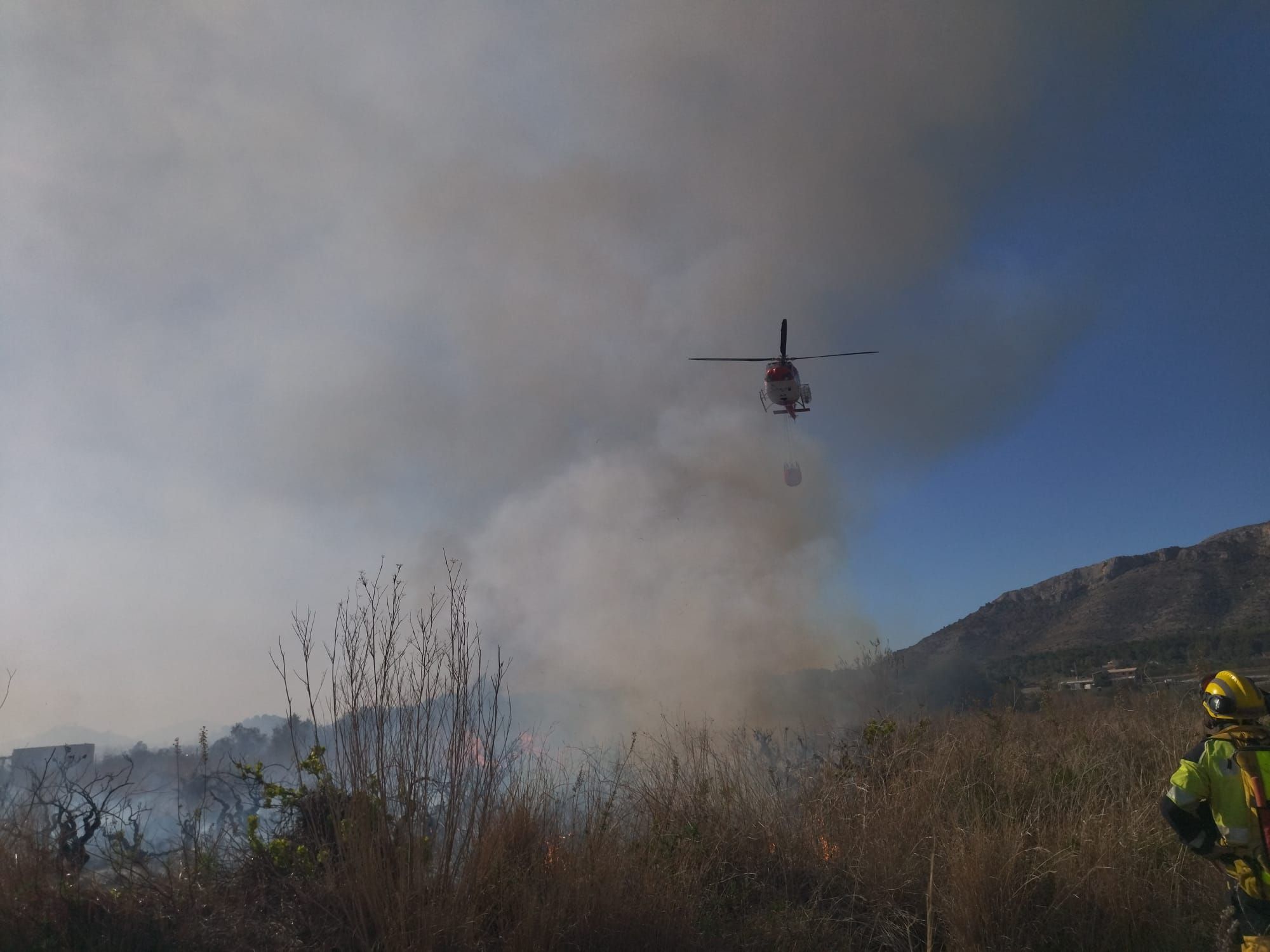 Las imágenes del virulento incendio de Xàbia