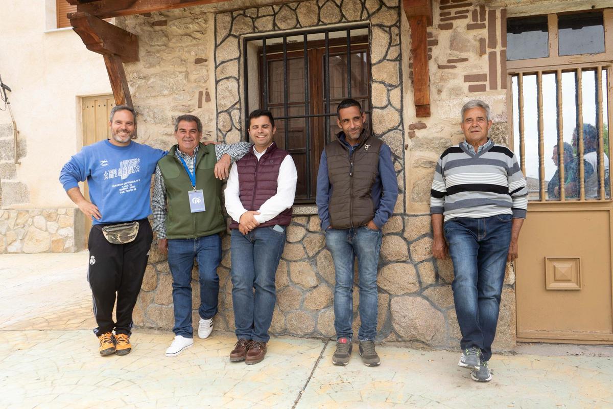 Los candidatos del PP y el PSOE (segundo y tercero por la izquierda) junto a otros miembros de la lista del PSOE de Moraleja de Sayago