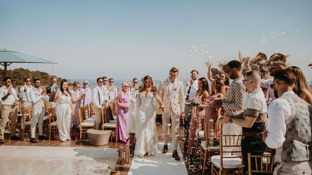 Una pareja de recién casados en su ceremonia en Aguas de Ibiza Grand Luxe. | THE IBIZA TWIINS