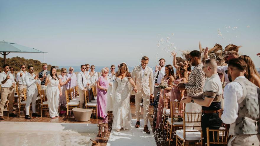 Una pareja de recién casados en su ceremonia en Aguas de Ibiza Grand Luxe. | THE IBIZA TWIINS