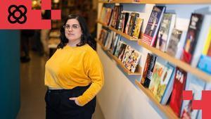 La librera Ana Mar López, en la puerta de la librería de cómics Nausicaä, en Barcelona.