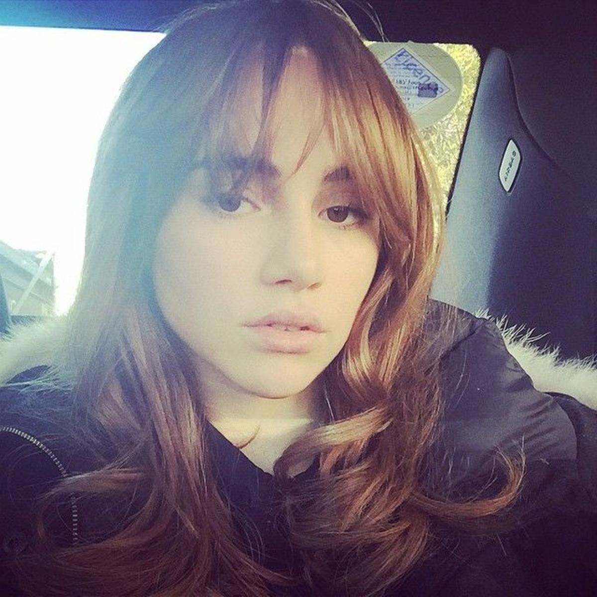 El flequillo de Suki Waterhouse