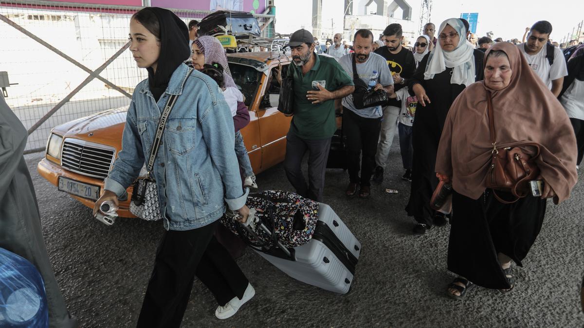 Palestinos y ambulancias huyen a Egipto por la frontera de Rafah, que abren hoy