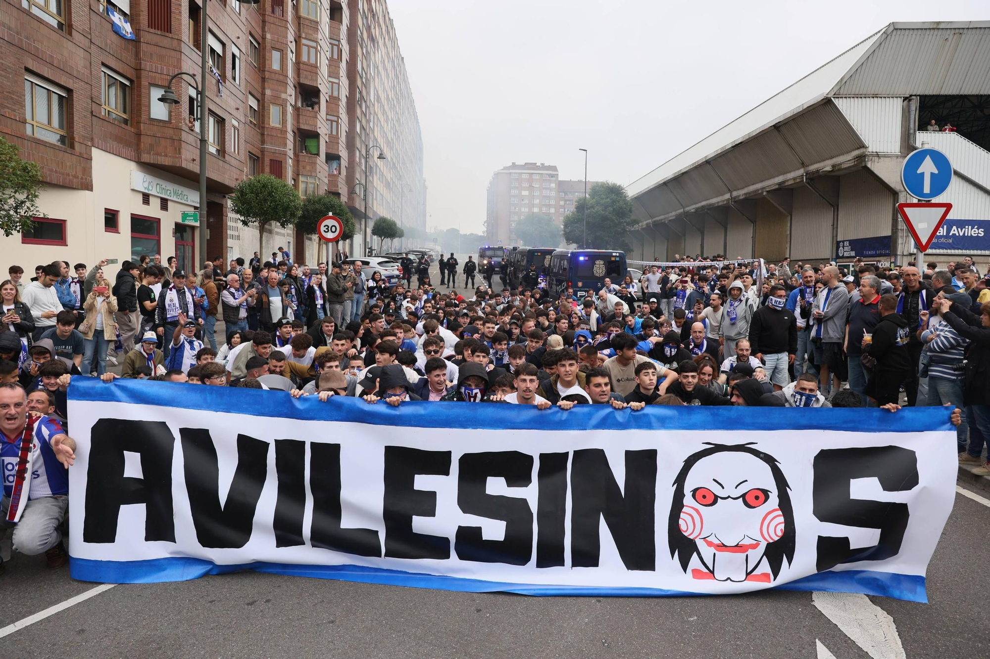 EN IMÁGENES: Avilés se tiñe de blanquiazul para la final por el ascenso ante el Rayo Majadahonda