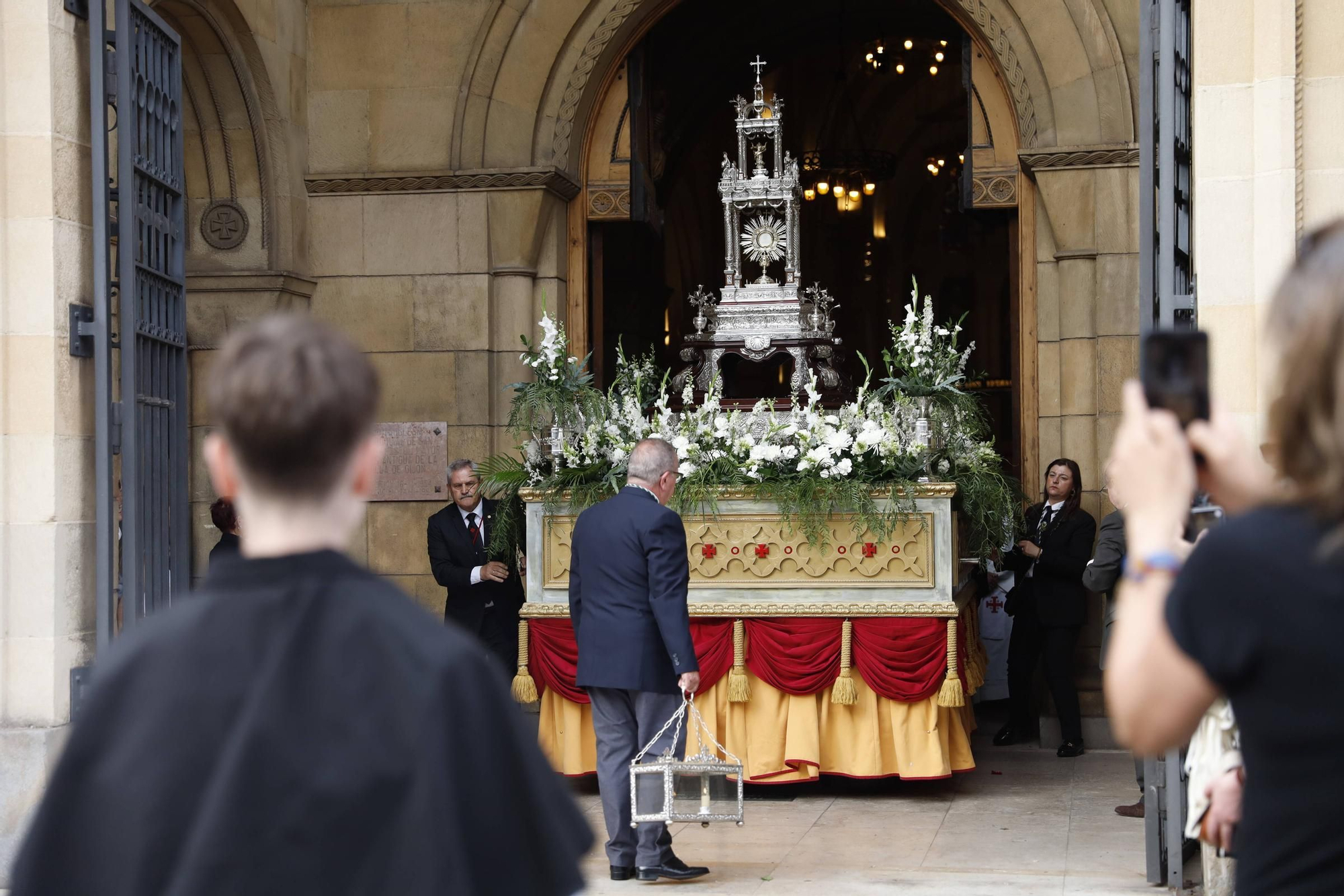 Pétalos, incienso, niños... así fue la procesión del Corpus Christi en Gijón (en imágenes)