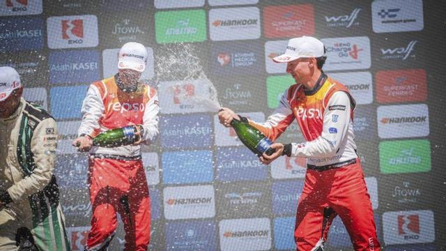 Borja Hernández Rozada y Alejandro Cachón, celebran su podio de Grecia. |