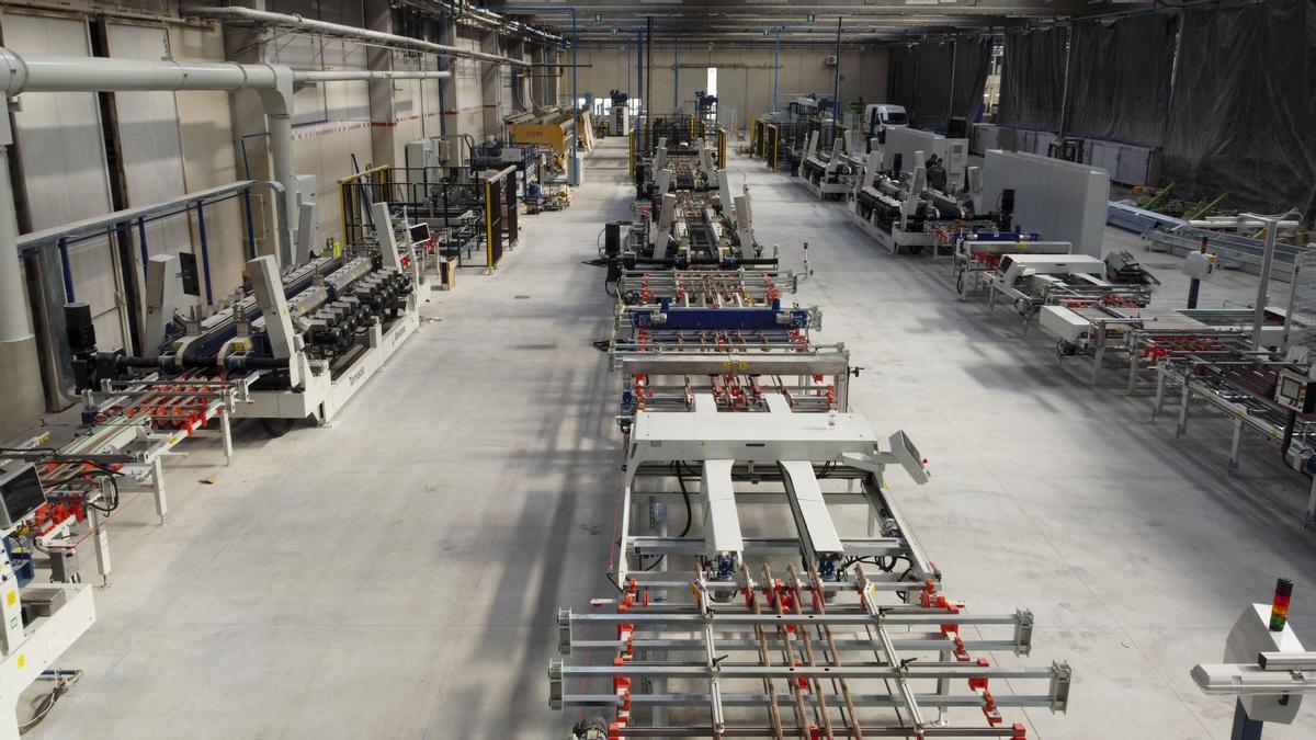 Vista general de las nuevas líneas de rectificado instaladas en la planta de Panariagroup, ubicada en Toano.