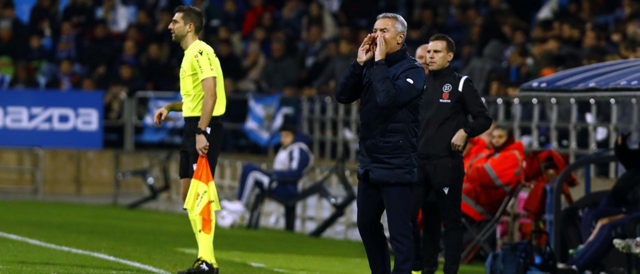 Escribá da instrucciones durante el partido ante el Málaga.