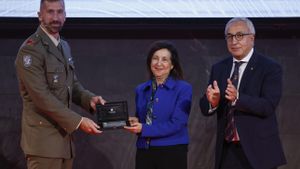 La ministra de Defensa Margarita Robles, el medallista olímpico y Cabo del Ejército de Tierra Carlos Arévalo, y el presidente del Comité Olímpico Español (COE), Alejandro Blanco, en la presentación del acuerdo para reservar plazas en las Fuerzas Armadas a deportistas de alto nivel, este lunes en Madrid.