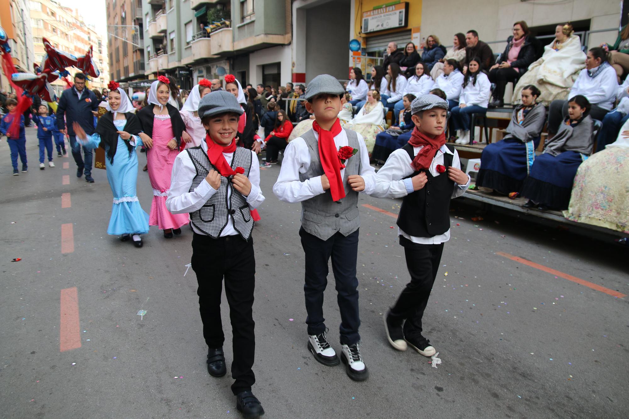 Búscate en las fotos del premio al Barri València en la cabalgata del Ninot infantil de Burriana