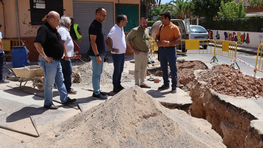 El alcalde Benlloch y el edil Madrigal visitaron las obras que Facsa realiza en la calle Cordó junto a técnicos de la firma.