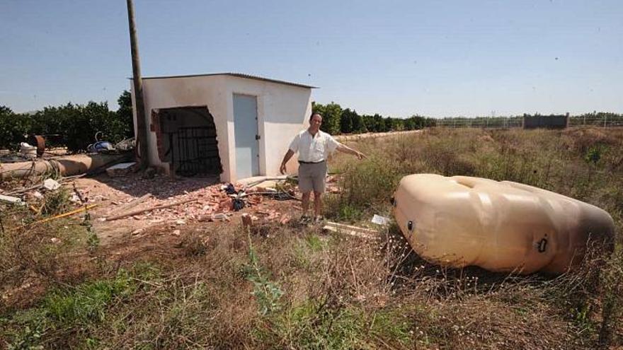 Roban con un tractor grúa y al tercer intento el motor eléctrico de un agricultor