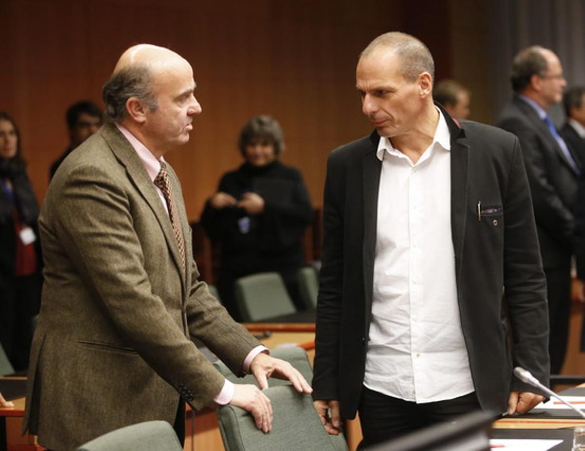BRU10. BRUSELAS (BÉLGICA), 20/02/2015.- El ministro de Economía y Competitividad, Luis de Guindos (izda), conversa con su homólogo griego Yanis Varufakis, antes de la reunión extraordinaria de los ministros de Finanzas y de Economía de la eurozona, en la sede de la Unión Europea, en Bruselas, Bélgica, el 20 de febrero del 2015, donde analizan la solicitud griega para una prórroga de seis meses del crédito de sus socios, que cuenta ya con el rechazo de Alemania. EFE/Olivier Hoslet BRU10. BRUSELAS (BÉLGICA), 20/02/2015.- El ministro de Economía y Competitividad, Luis de Guindos (izda), conversa con su homólogo griego Yanis Varufakis, antes de la reunión extraordinaria de los ministros de Finanzas y de Economía de la eurozona, en la sede de la Unión Europea, en Bruselas, Bélgica, el 20 de febrero del 2015, donde analizan la solicitud griega para una prórroga de seis meses del crédito de sus socios, que cuenta ya con el rechazo de Alemania. EFE/Olivier Hoslet