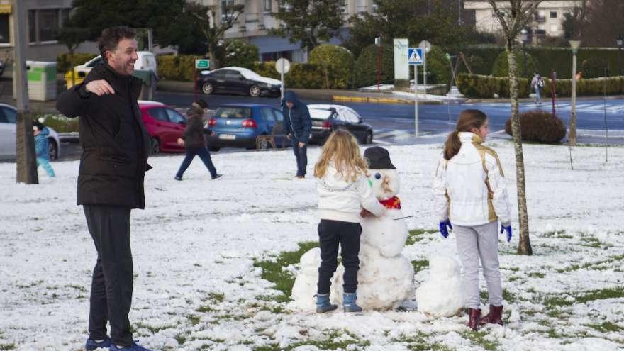 Los niños disfrutan de la intensa nevada caída ayer en Lalín. // Bernabé / Ana Agra