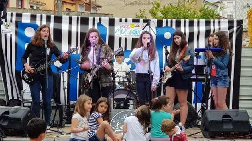 Música en la calle en Villaviciosa