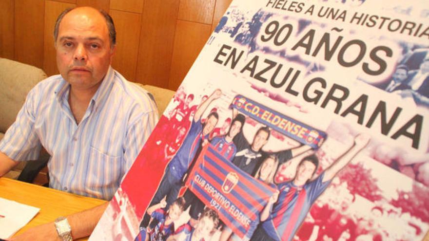 Julián Fernández junto al cartel del 90 aniversario.