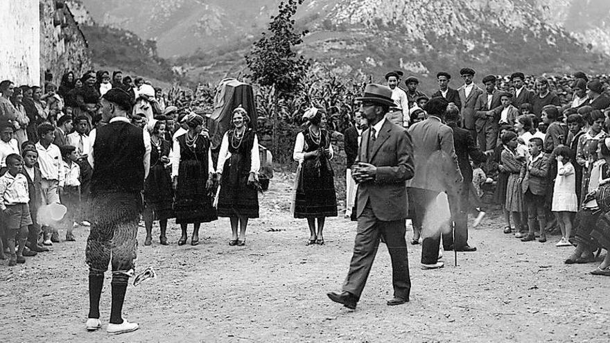 Ramón Menéndez Pidal cruza entre las danzantes y el &quot;bailín&quot; del Corri-corri, Arenas de Cabrales, 21 de agosto de 1932.