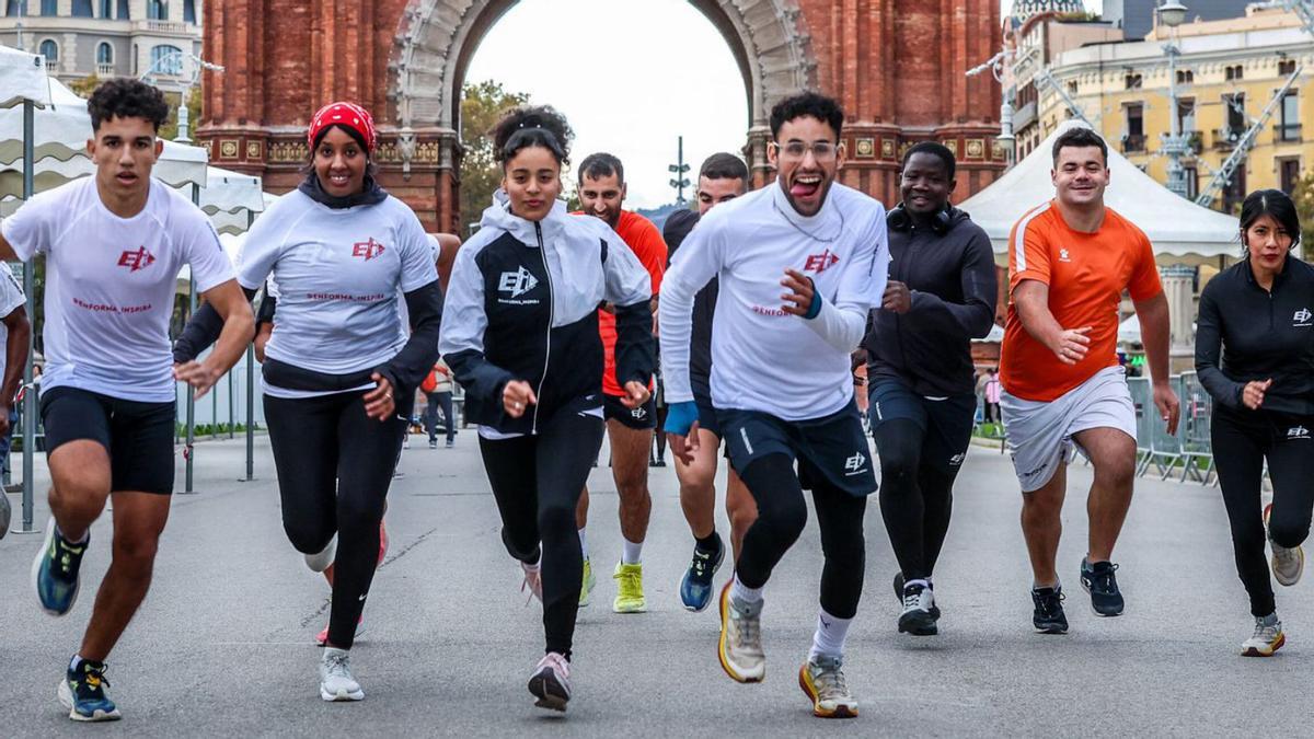 Un grup de joves extutelats que formen part de l’equip de ‘runners’ Enforma Inspira. | JORDI OTIX Un grup de joves extutelats que formen part de l’equip de ‘runners’ Enforma Inspira. | JORDI OTIX