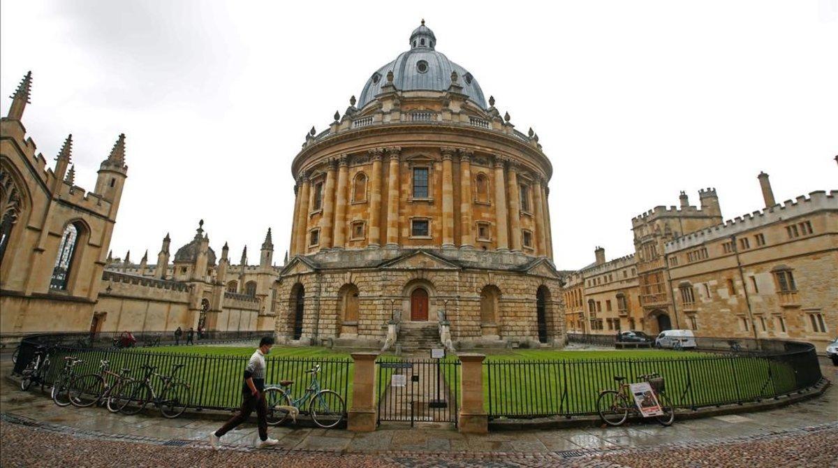 zentauroepp55290257 a man walks in front of the buildings of oxford university  201013122015