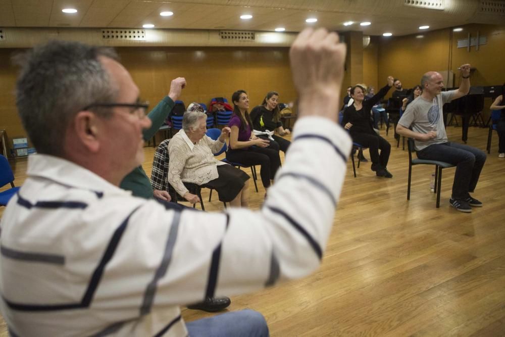 Bailarines de la compañía neoyorquina de Mark Morris imparten una clase en Oviedo para mejorar el equilibrio y la flexibilidad de enfermos con temblores