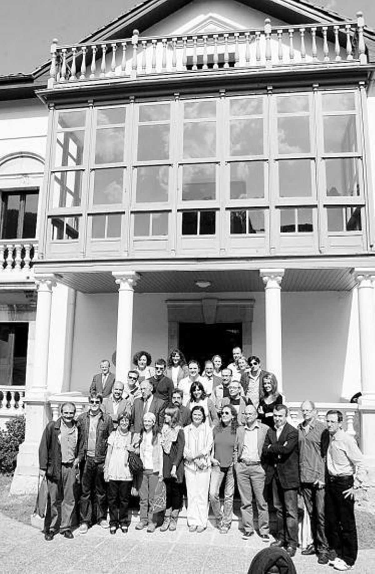 Los participantes en los encuentros de Verines, delante de la casona.