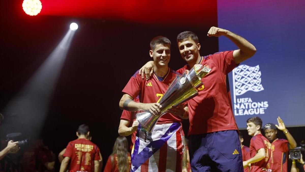 Álvaro Morata y Rodri Hernández, durante la celebración de la Nations League.