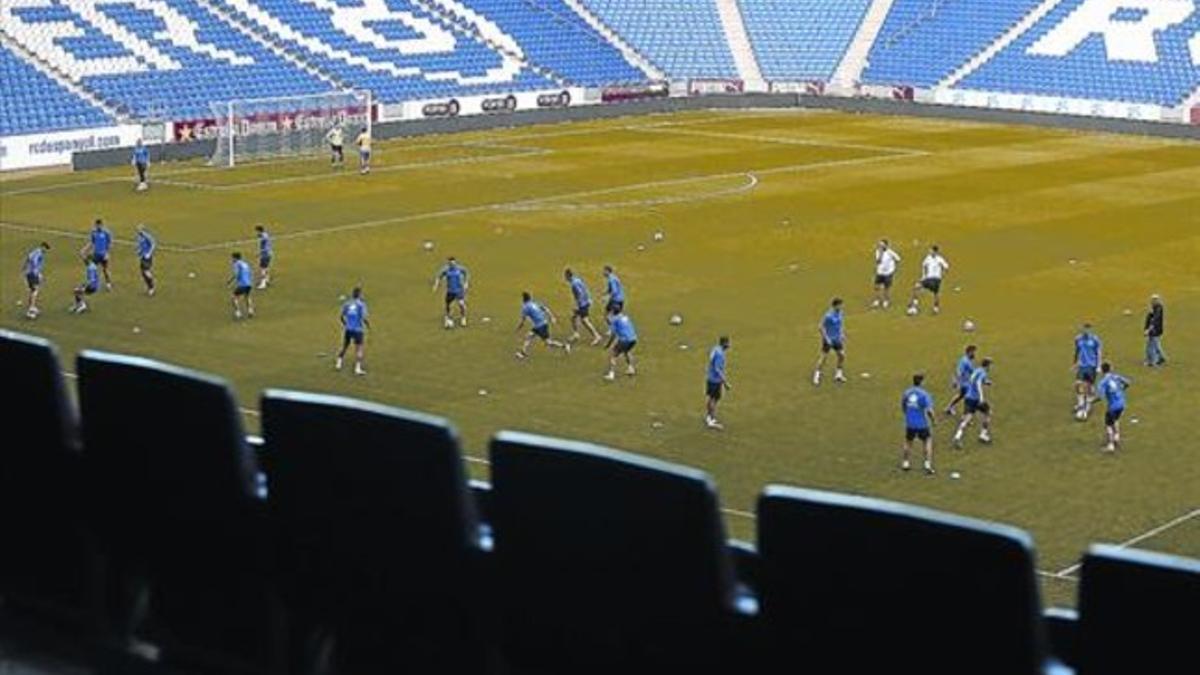 Los jugadores del Cornellà entrenan por primera vez en el Power8.