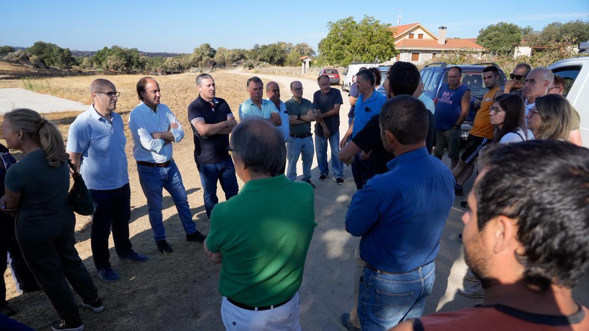 El consejero de Agricultura, Joaquín Antonio Pino, visita Palazuelo y se reúne con los afectados por el incendio de Fermoselle en compañía del presidente de la Diputación de Zamora, Javier Faúndez.