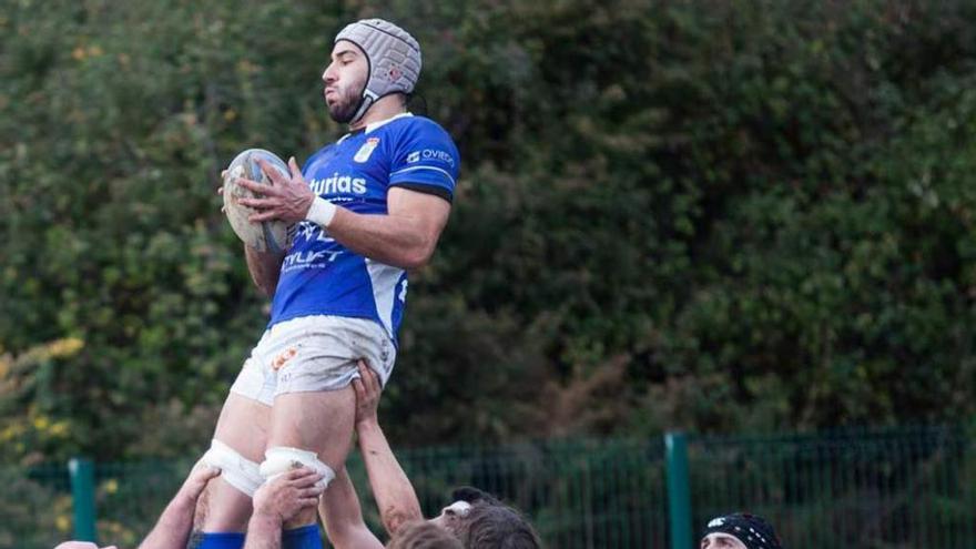 Los jugadores del Oviedo ganan una touche ante el Uribealdea.