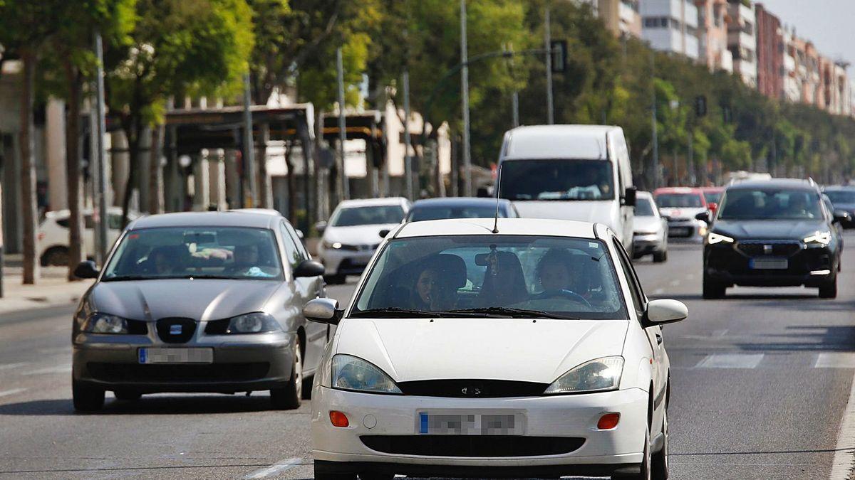 Varios coches circulan por el Vial.