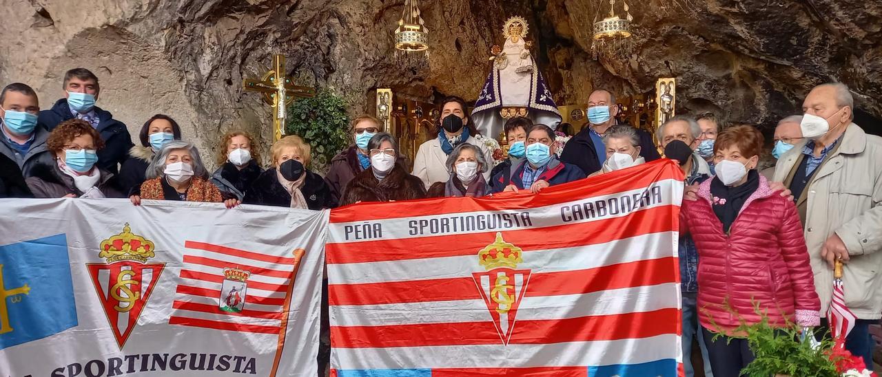 La peña sportinguista Carbonera, ayer, en su visita a Covadonga.