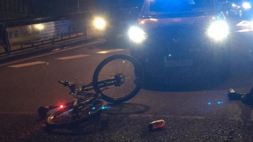 Colisiona con un ciclista