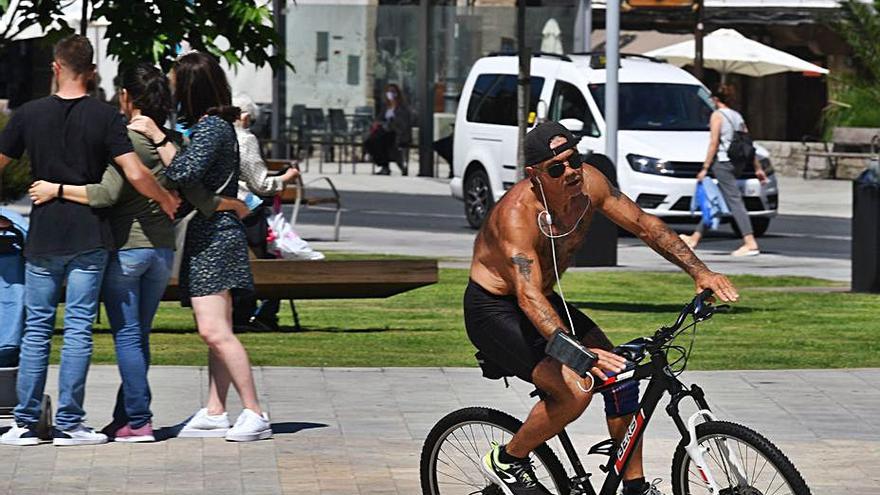 Un joven sin camiseta por el intenso calor ayer en A Coruña.  | // V. E.