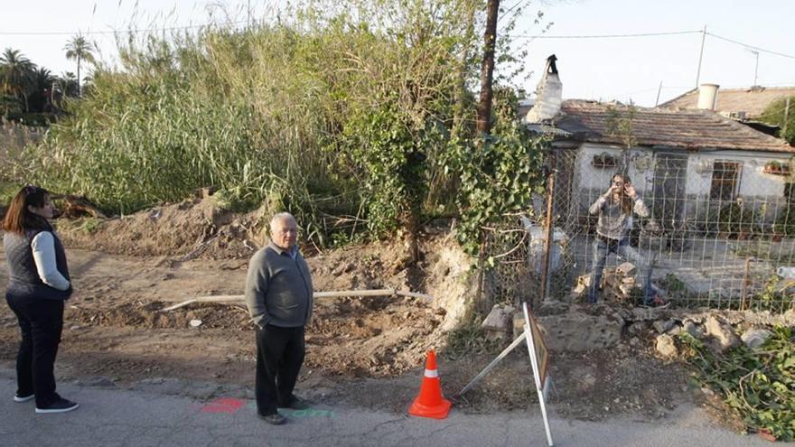 Antonio López, ayer junto a su casa en la orilla del vía.