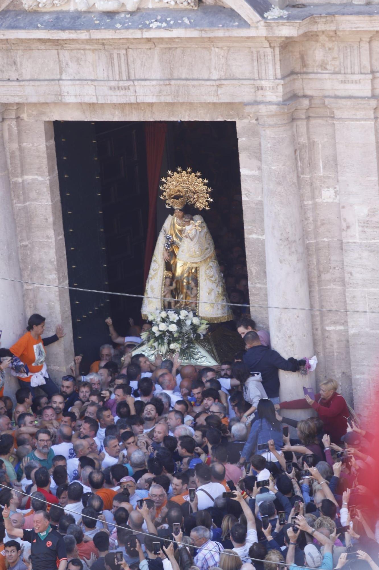 Muchos valencianistas acompañan a la Virgen de los Desamparados en su Traslado