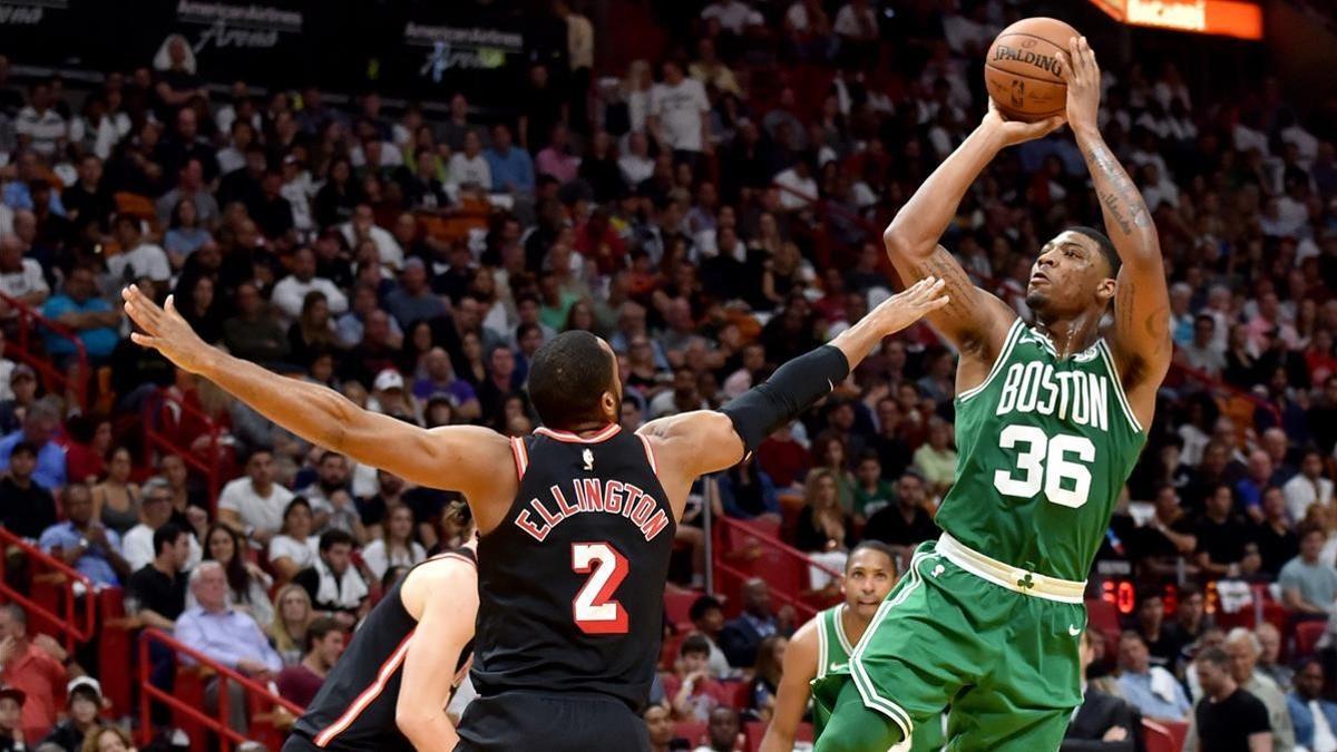Marcus Smart de los Celtics lanza ante Wayne Ellington de Miami Heat