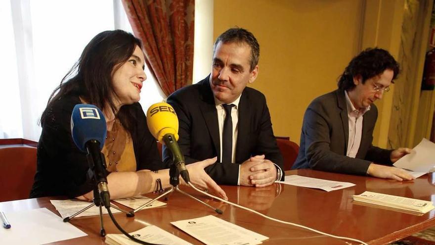 Yolanda Alonso, Vicente Domínguez y Carlos Cuadros, ayer, en el teatro Palacio Valdés.