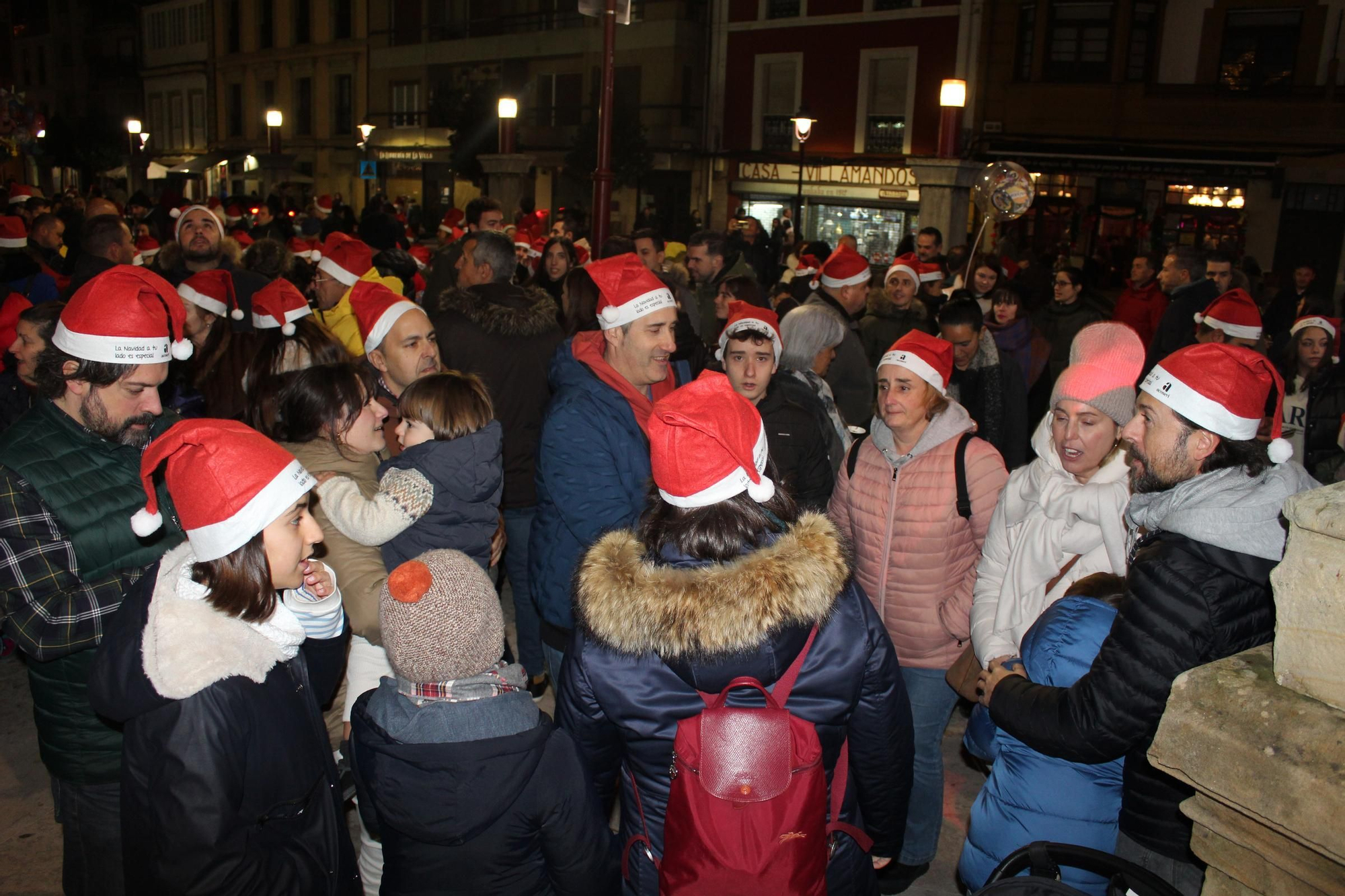Villaviciosa 'descorcha' la Navidad con un brindis multitudinario