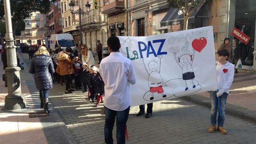 La marcha de la paz, ayer por la Gran Vía.