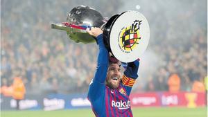 Leo Messi levantando el trofeo de La Liga