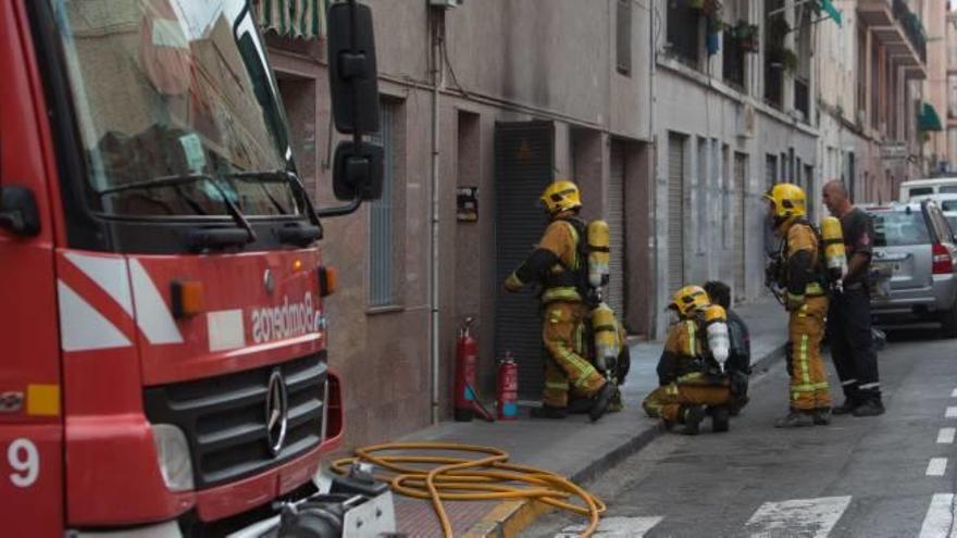 Extinguen un incendio en un transformador