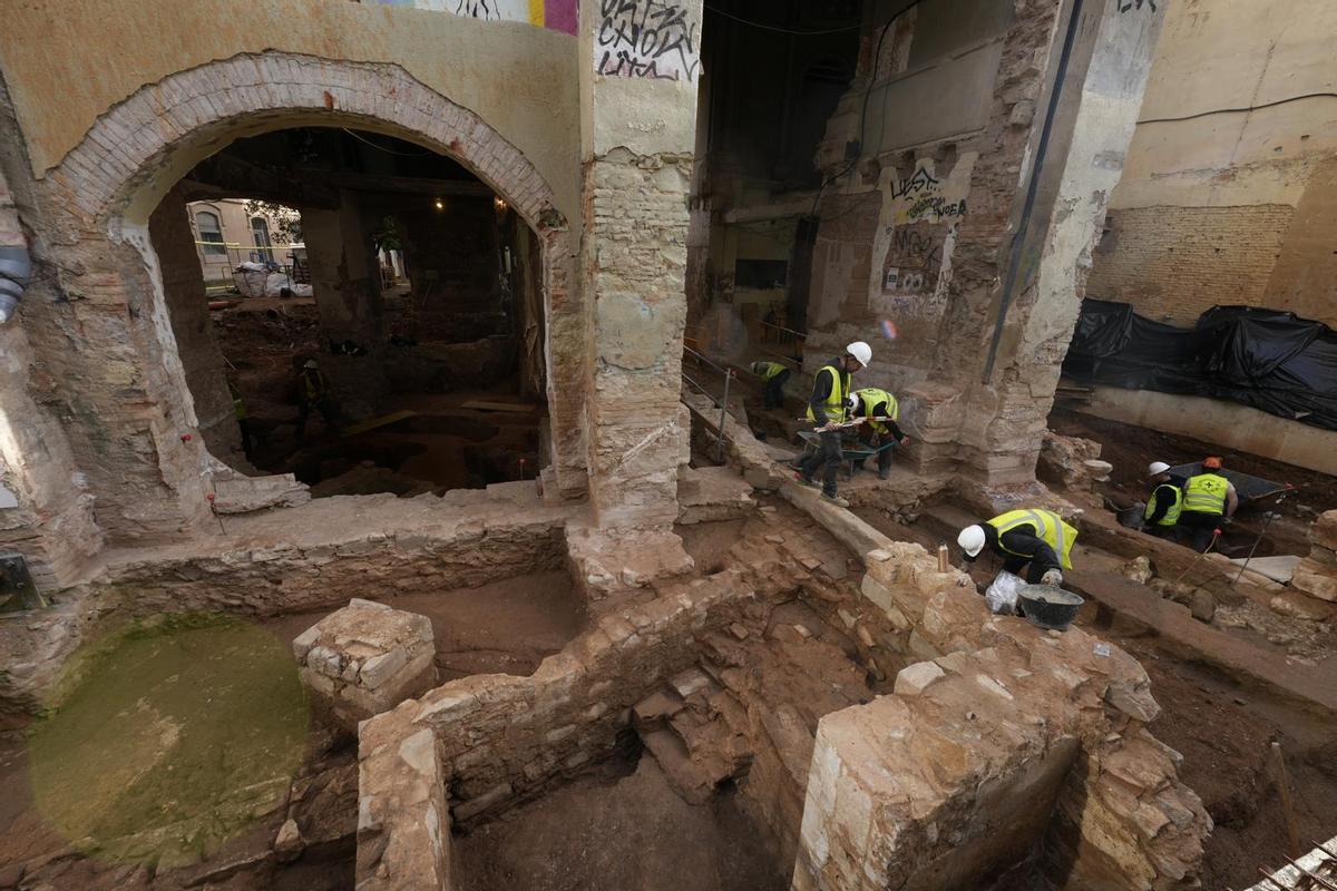 Trabajos de arqueología dentro de la antigua capilla de la Misericòrdia, en el barrio del Raval, en Barcelona.